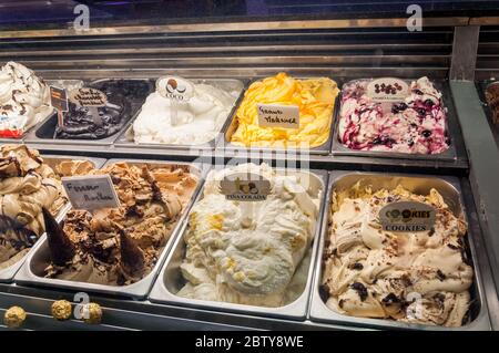 Una varietà di gelati freschi con diversi sapori in esposizione, Francia Foto Stock