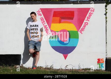 L'artista irlandese emmalene Blake con il suo murale che celebra il cinque anni di voto irlandese con referendum per legalizzare il matrimonio gay, svoltosi il 22 maggio 2015. Foto Stock