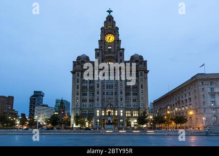 The Liver Building sul fiume Mersey Waterfront durante l'ora blu, patrimonio dell'umanità dell'UNESCO, Liverpool, Merseyside, Inghilterra, Regno Unito, Europa Foto Stock