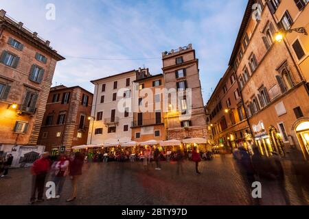 Piazza della rotonda di notte vicino al Pantheon, Roma, Lazio, Italia, Europa Foto Stock
