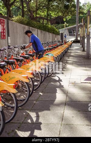 Hsinchu / Taiwan - 15 settembre 2019: Noleggio di biciclette U-bike per il servizio pubblico Foto Stock