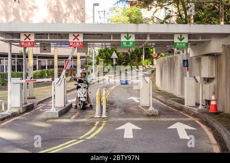 Hsinchu / Taiwan - 15 settembre 2019: Ingresso barriera parcheggio per motociclette Foto Stock