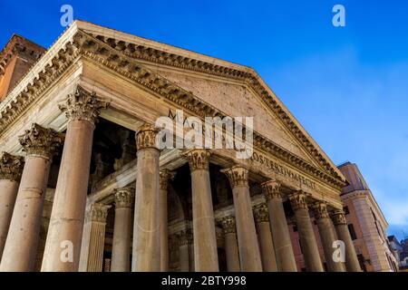 Il Pantheon di notte, Patrimonio dell'Umanità dell'UNESCO, Piazza della rotonda, Roma, Lazio, Italia, Europa Foto Stock