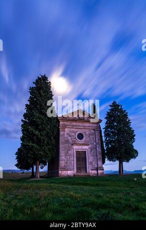 Chiesa di Vitaleta (Madonna di Vitaleta) con luce di luna, San Quirico d'Orcia, Val d'Orcia, Patrimonio dell'Umanità dell'UNESCO, Toscana, Italia, Europa Foto Stock