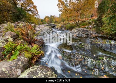 Ashness Bridge e fiume in autunno, Lake District National Park, patrimonio dell'umanità dell'UNESCO, Cumbria, Inghilterra, Regno Unito, Europa Foto Stock