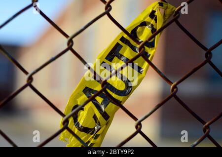 Nastro di attenzione legato ad una recinzione a catena al di fuori di una scuola elementare a Winnipeg, Manitoba Foto Stock