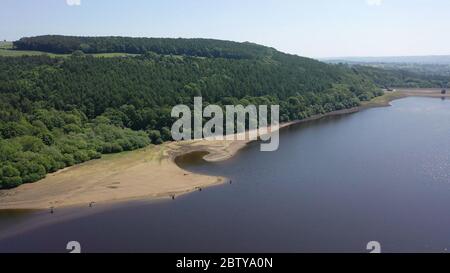 Bassi livelli d'acqua al lago artificiale Lindley Wood vicino a Otley, West Yorkshire. Non ci sono piani per il divieto di tubi di fognature, nonostante alcune regioni siano in corso per il maggio più arido a verbale, secondo Water UK, l'organismo commerciale del settore. Foto Stock