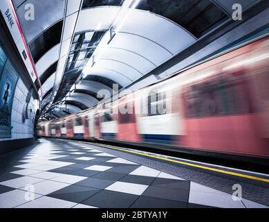 Banca stazione di catturare il movimento del treno in movimento, Londra, Inghilterra, Regno Unito, Europa Foto Stock