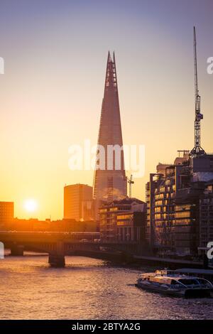 Lo Shard all'alba su un freddo inverno mattina con il fiume Tamigi e crociera sul fiume e riflessi del sole in finestre, Londra, Inghilterra, Regno Unito Foto Stock