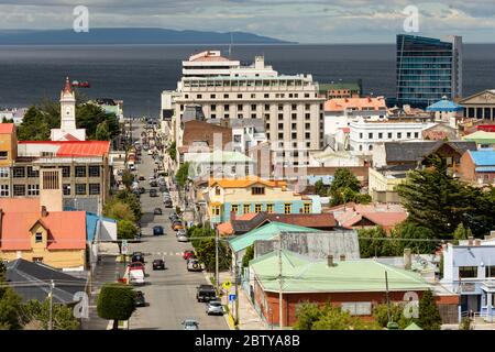 Vista lungo Avenida Independencia fino allo stretto di Magellan, Punta Arenas, Cile, Sud America Foto Stock