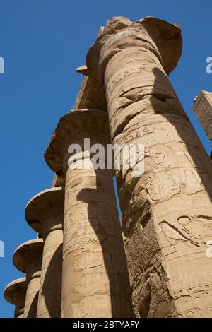 Colonne, Grande Sala dell'Ipotstile, complesso del Tempio di Karnak, Sito Patrimonio dell'Umanità dell'UNESCO, Luxor, Egitto Foto Stock