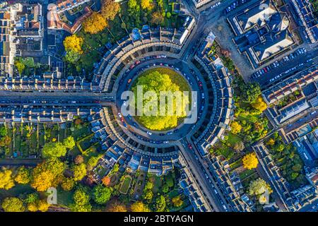 Vista aerea in drone sulla residenza georgiana del Circus, patrimonio dell'umanità dell'UNESCO, Bath, Somerset, Inghilterra, Regno Unito, Europa Foto Stock