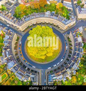 Vista aerea in drone sulla residenza georgiana del Circus, patrimonio dell'umanità dell'UNESCO, Bath, Somerset, Inghilterra, Regno Unito, Europa Foto Stock