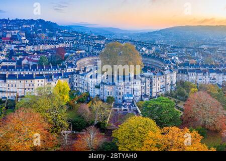 Vista aerea in drone sulla residenza georgiana del Circus, patrimonio dell'umanità dell'UNESCO, Bath, Somerset, Inghilterra, Regno Unito, Europa Foto Stock