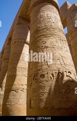 Colonne, Grande Sala dell'Ipotstile, complesso del Tempio di Karnak, Sito Patrimonio dell'Umanità dell'UNESCO, Luxor, Egitto Foto Stock