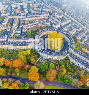 Vista aerea in drone sulla residenza georgiana del Circus, patrimonio dell'umanità dell'UNESCO, Bath, Somerset, Inghilterra, Regno Unito, Europa Foto Stock