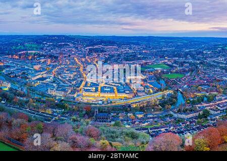 Vista aerea in drone sulla città georgiana di Bath, Somerset, Inghilterra, Regno Unito, Europa Foto Stock