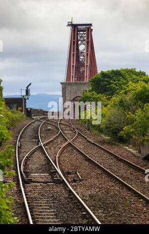 Il Forth Bridge visto dalla stazione ferroviaria del Queensferry Nord, Fife, Scozia. Foto Stock