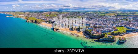 Vista aerea sulle spiagge sabbiose di Newquay, Cornovaglia, Inghilterra, Regno Unito, Europa Foto Stock