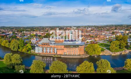 Il Royal Shakesphere Theatre e lo Swan Theatre sul fiume Avon, Stratford-upon-Avon, Warwickshire, Inghilterra, Regno Unito, Europa Foto Stock