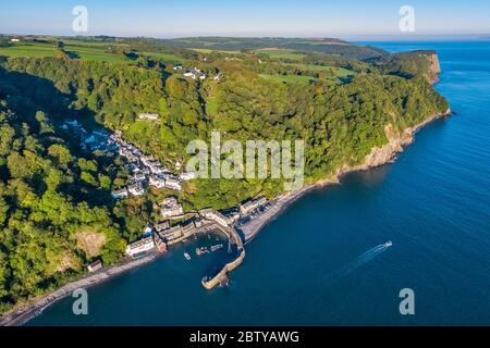 Vista aerea sopraelevata su Clovelly sulla costa nord del Devon, Devon, Inghilterra, Regno Unito, Europa Foto Stock