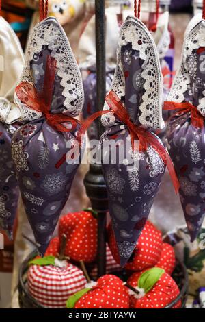 Gruppo di delicati bouquet di lavanda essiccata con materiale tessile lila, esposti per la vendita in occasione di una fiera del fine settimana deco per artigiani artigianali, focu selettivo Foto Stock