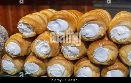 Schaumrollen, o Schillerlocken, è una confezione austriaca. Sono costituiti da un cono o tubo di pasta, spesso ripieni di panna montata o meringa. fo Foto Stock