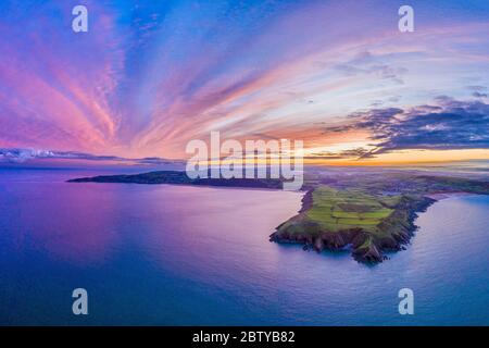 Vista aerea dell'alba sul Baggy Point verso Woolacombe, Morte Bay, North Devon, Inghilterra, Regno Unito, Europa Foto Stock