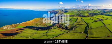 Vista aerea sulla Valle delle rocce e Lynton, Parco Nazionale di Exmoor, Devon Nord, Inghilterra, Regno Unito, Europa Foto Stock