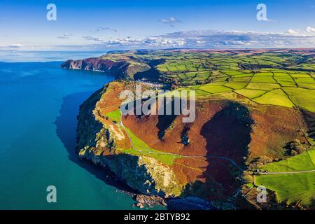 Vista aerea sulla Valle delle rocce e Lynton, Parco Nazionale di Exmoor, Devon Nord, Inghilterra, Regno Unito, Europa Foto Stock