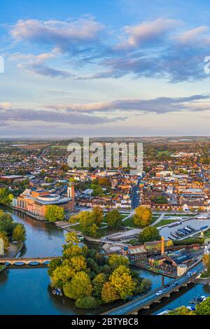 Il Royal Shakesphere Theatre e lo Swan Theatre sul fiume Avon, Stratford-upon-Avon, Warwickshire, Inghilterra, Regno Unito, Europa Foto Stock