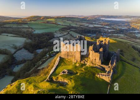 vista aerea dal drone di Carreg Cennen Castle, Brecon Beacons National Park, Carmarthenshire, Galles, Regno Unito, Europa Foto Stock