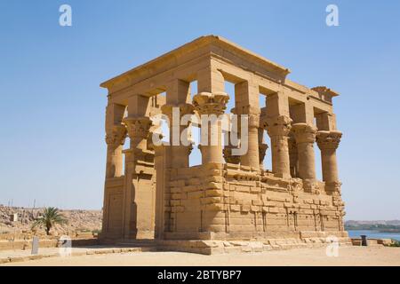 Chiosco di Traiano, Tempio di Iside, Patrimonio dell'Umanità dell'UNESCO, Isola di Philae, Assuan, Nubia, Egitto, Africa del Nord, Africa Foto Stock