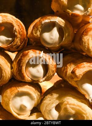 Schaumrollen, o Schillerlocken, è una confezione austriaca. Sono costituiti da un cono o tubo di pasta, spesso ripieni di panna montata o meringa. fo Foto Stock