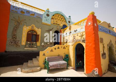 Edifici dipinti, Nagaa Suhaiyi Gharb, Nubian Village, Assuan, Egitto, Africa del Nord, Africa Foto Stock