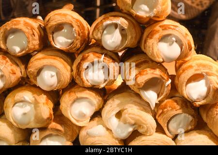 Schaumrollen, o Schillerlocken, è una confezione austriaca. Sono costituiti da un cono o tubo di pasta, spesso ripieni di panna montata o meringa. fo Foto Stock