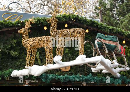 Decorazione di Natale con la slitta di Babbo Natale e renne. Stallo a Vienna durante il mercatino di Natale Foto Stock