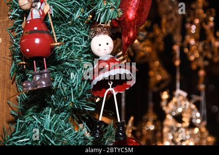 Decorazioni e ornamenti natalizi sul mercato di Vienna. In vendita su fiera di Natale in Europa occidentale, Vienna, Austria. Globi di xmas colorati, palle Foto Stock