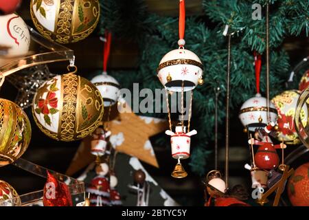 Decorazioni e ornamenti natalizi sul mercato di Vienna. In vendita su fiera di Natale in Europa occidentale, Vienna, Austria. Globi di xmas colorati, palle Foto Stock