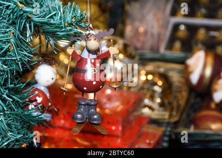 Decorazioni e ornamenti natalizi sul mercato di Vienna. In vendita su fiera di Natale in Europa occidentale, Vienna, Austria. Globi di xmas colorati, palle Foto Stock