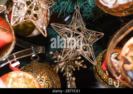 Decorazioni e ornamenti natalizi sul mercato di Vienna. In vendita su fiera di Natale in Europa occidentale, Vienna, Austria. Globi di xmas colorati, palle Foto Stock