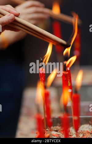 Uomo cinese che brucia incenso e prega per un futuro prospero, Guan di cinese Taoist Tempio, Kuala Lumpur, Malesia, Sud-est asiatico, Asia Foto Stock