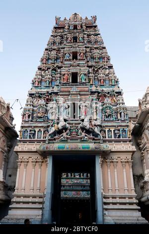Gli dei indù adornano il Raja Gopuram a cinque piani, Sri Mahamariamman Tempio indù, Kuala Lumpur. Malesia, Sud-est asiatico, Asia Foto Stock