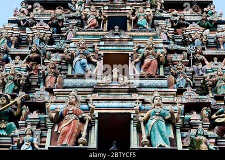 Gli dei indù adornano il Raja Gopuram a cinque piani, Sri Mahamariamman Tempio indù, Kuala Lumpur. Malesia, Sud-est asiatico, Asia Foto Stock