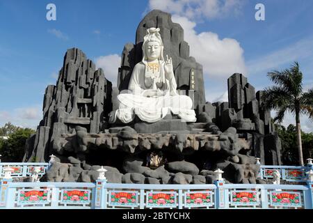 Bodhisattva Avalokitehvara, Statua di Guan Yin (la dea della Misericordia), Tempio Buddista di Huynh Dao, Chau Doc, Vietnam, Indocina, Asia sudorientale, Asia Foto Stock