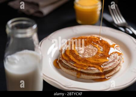 Colazione con frittelle di farinata d'avena e sciroppo d'acero Foto Stock