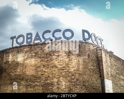 Segnaletica fuori dallo storico magazzino di Bonded Tobacco Dock a Tobacco Quay, Wapping Lane, Londra, E1, Regno Unito Foto Stock