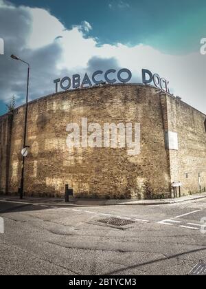 Segnaletica fuori dallo storico magazzino di Bonded Tobacco Dock a Tobacco Quay, Wapping Lane, Londra, E1, Regno Unito Foto Stock