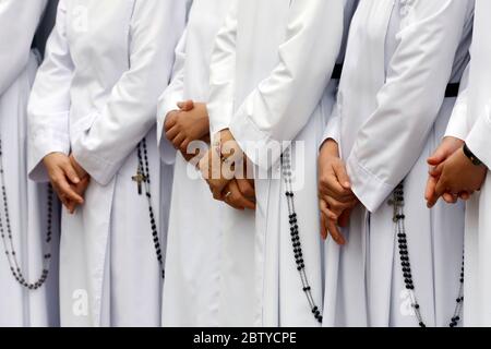 Primo piano su mani e rosario, suore dominicane, Bien Hoa, Vietnam, Indocina, Sud-est asiatico, Asia Foto Stock