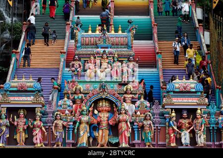 Ingresso attraverso la colorata scala del Tempio Indù e del Santuario delle Grotte di Batu, Kuala Lumpur, Malesia, Sud-Est Asiatico Foto Stock